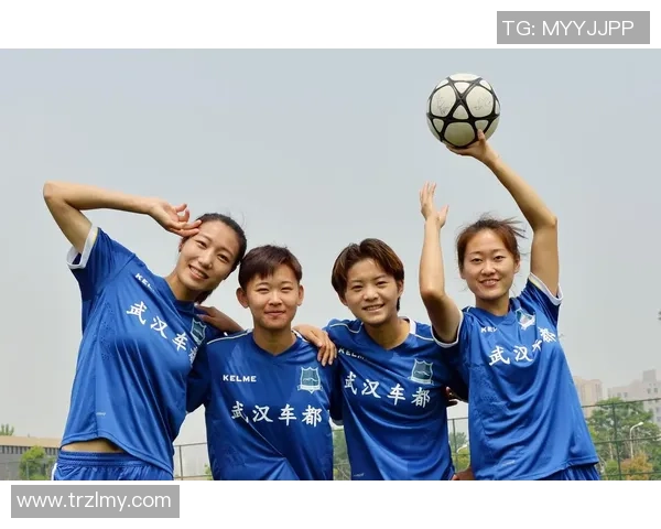 女足球星精彩瞬间：专属头像图文展示，展现女性力量与竞技风采